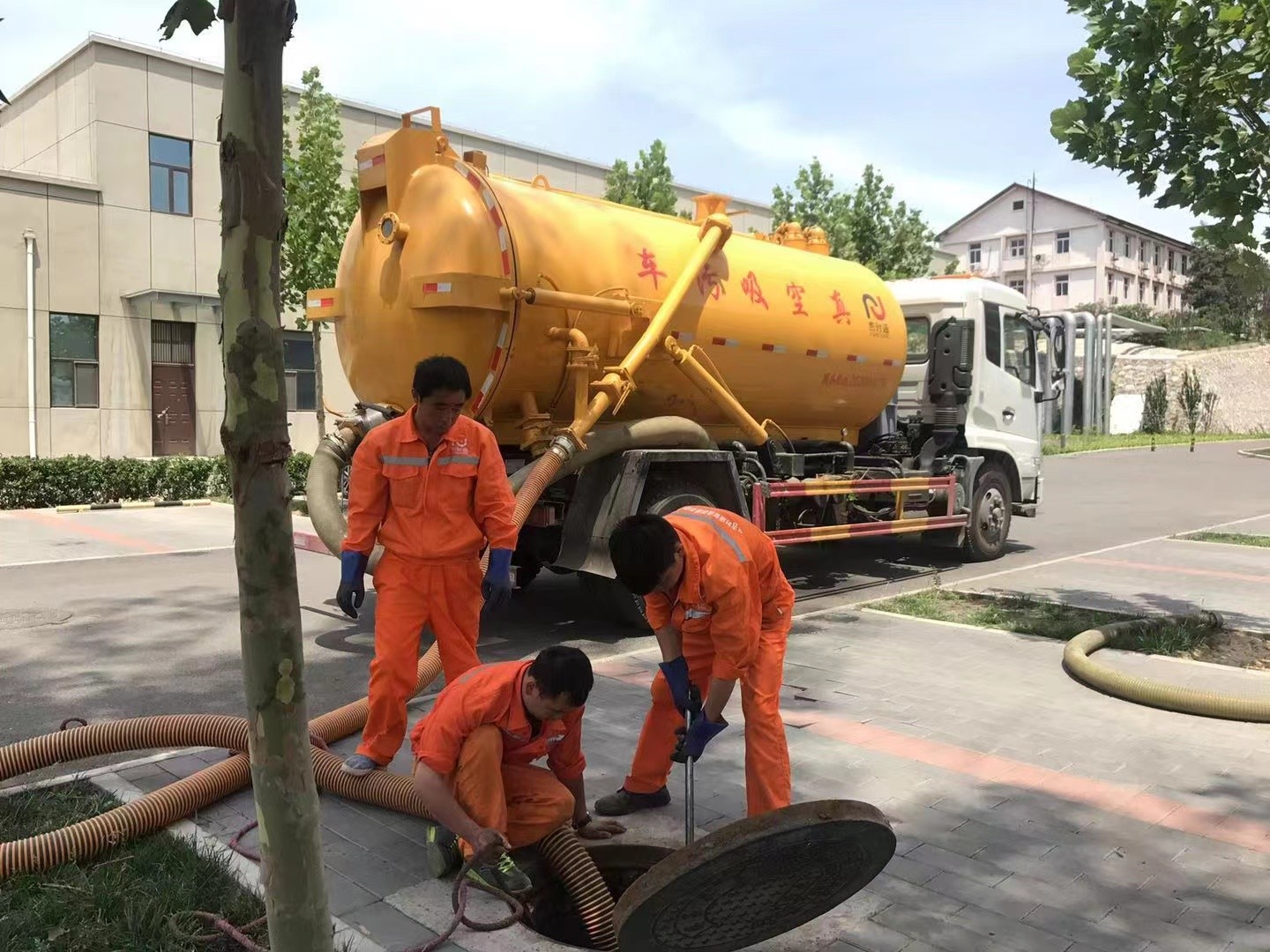 峨山管道疏通车停在窨井附近