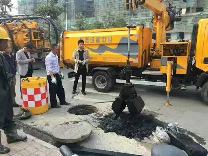 峨山街道：网格员化身“清道夫”，为民解忧疏通“堵心”化粪池