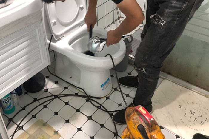 峨山马桶堵塞自己疏通还是找师傅?专业上门服务让你省时更省心